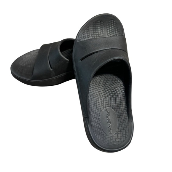 OOFOS OOahh Black Slide Sandal Size Women's Size 7  M5/W7/EURO 38 Vacation Pool - Picture 1 of 10